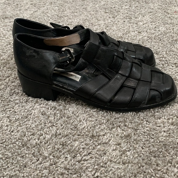 Vintage Partners Black Woven Heels - Picture 2 of 7